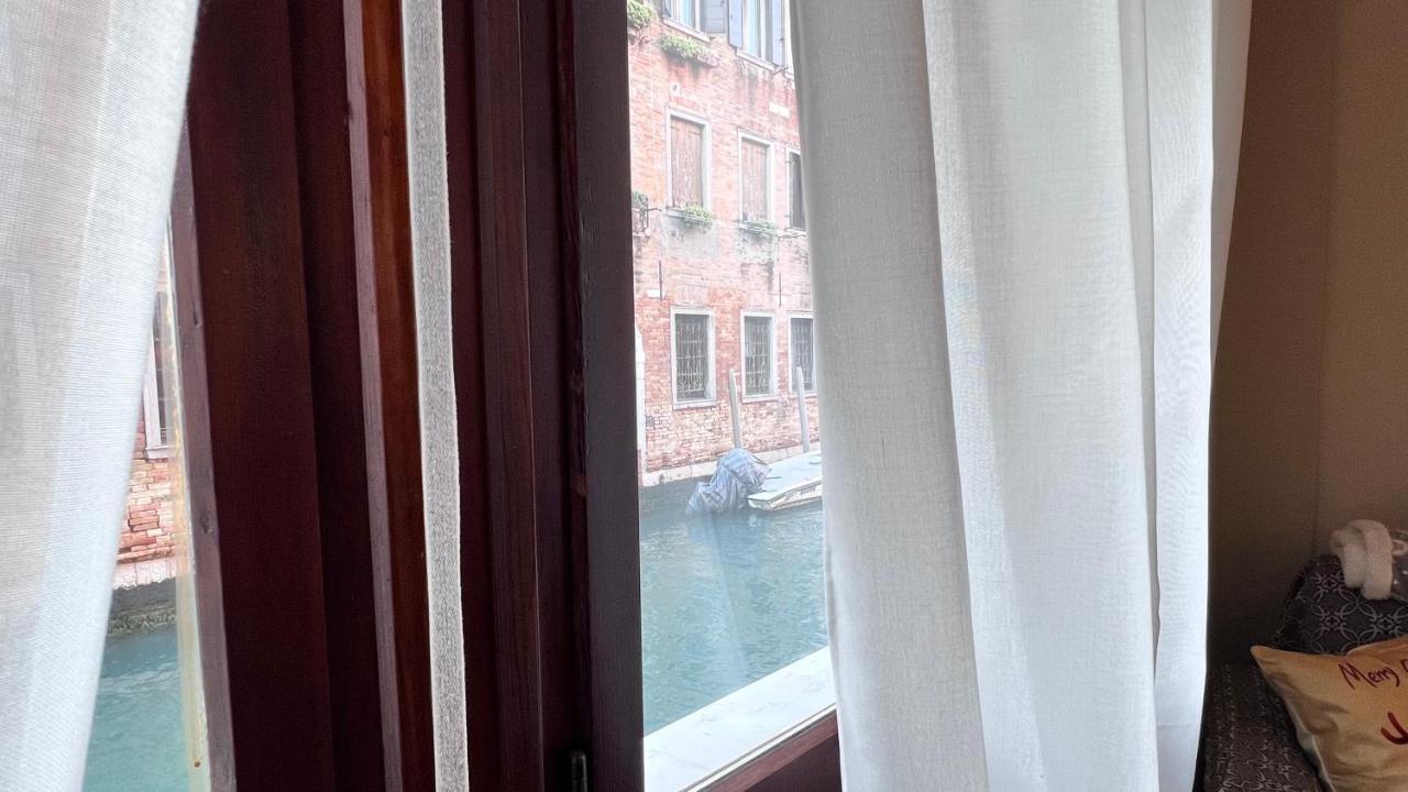 Behind On The Canalside Venezia Esterno foto