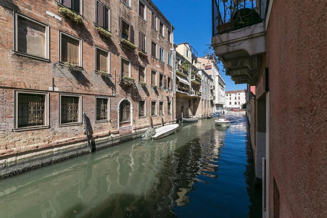 Behind On The Canalside Venezia Esterno foto